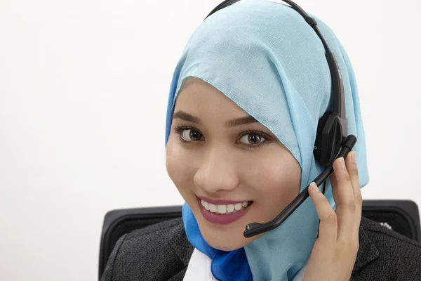 Maleis Receptioniste Dragen Tudung Poseren Witte Achtergrond — Stockfoto