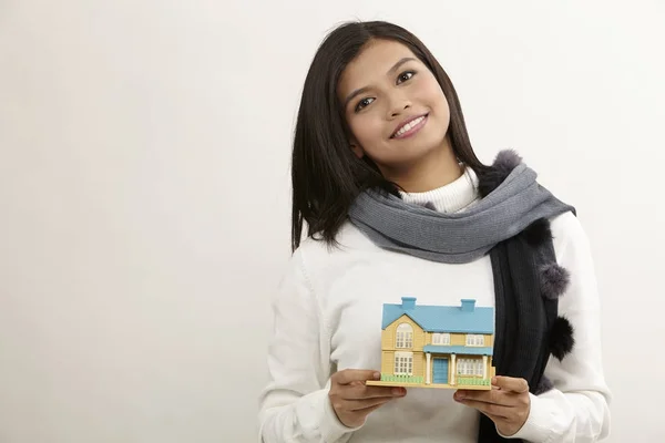 Aziatische Vrouw Met Een Witte Model Huis — Stockfoto