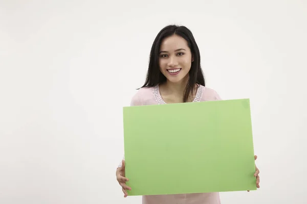 Maleis Dragen Baju Kurung Met Een Lege Kaart — Stockfoto