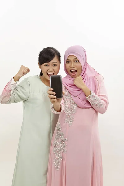 Dvě Šťastné Mladé Muslimky Chytrý Telefon — Stock fotografie