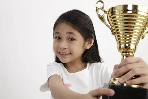 Malay Menina Segurando Troféu Ouro — Fotografia de Stock