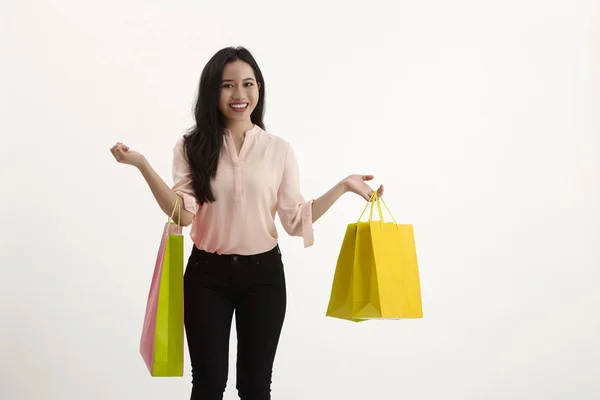 Frau Mit Einkaufstaschen Auf Weißem Hintergrund — Stockfoto