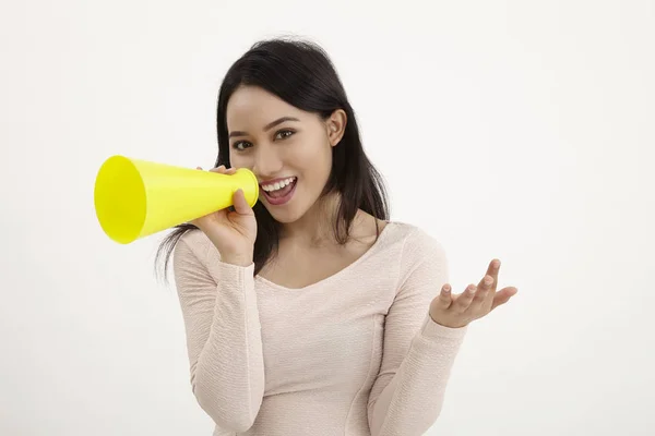 Maleis Vrouw Met Behulp Van Gele Megafoon Witte Achtergrond — Stockfoto