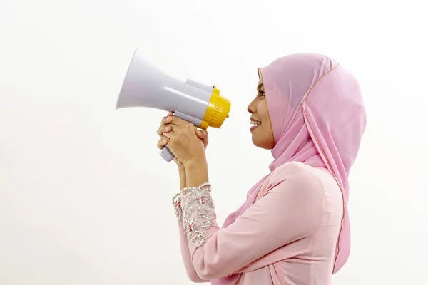 Малайская Женщина Говорит Мегафон Делая Публичное Объявление Изолированы Белом — стоковое фото