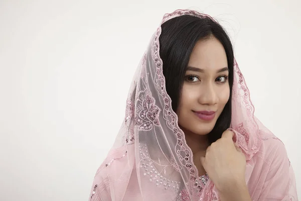 Malaiische Frau Rosa Baju Kurung Traditioneller Kleidung Posiert Studio — Stockfoto