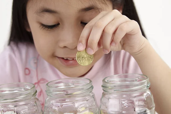 Poco Con Tres Frascos Ahorro Con Monedas —  Fotos de Stock