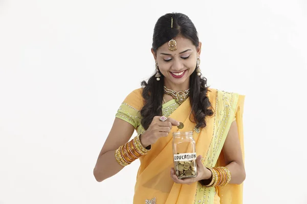 Индийская Женщина Гламурной Традиционной Одежде Держит Руках Спасательную Банку — стоковое фото