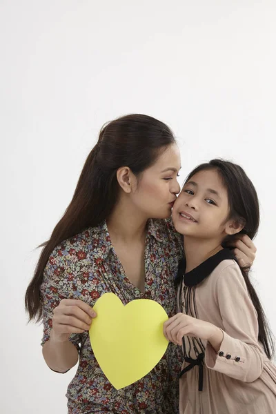 Mother Daughter Holding Yellow Blank Heart Shape Card Board — Stock Photo, Image