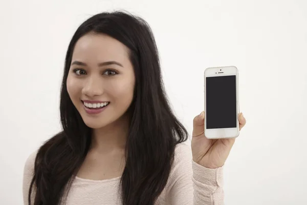 Малайская Женщина Показывает Пустой Дисплей Смартфоне — стоковое фото