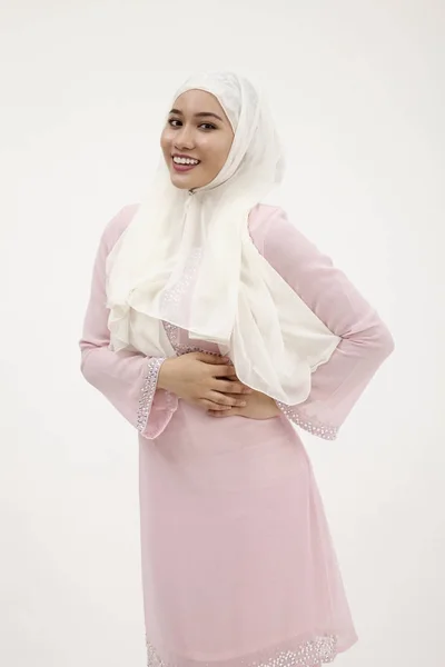 Vertrauensvolle Malaiische Frau Mit Rosa Baju Kurung Schaut Die Kamera — Stockfoto