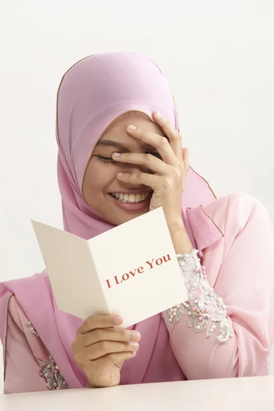 Malay Mulher Com Tudung Segurando Amo Você Cartão Saudação — Fotografia de Stock