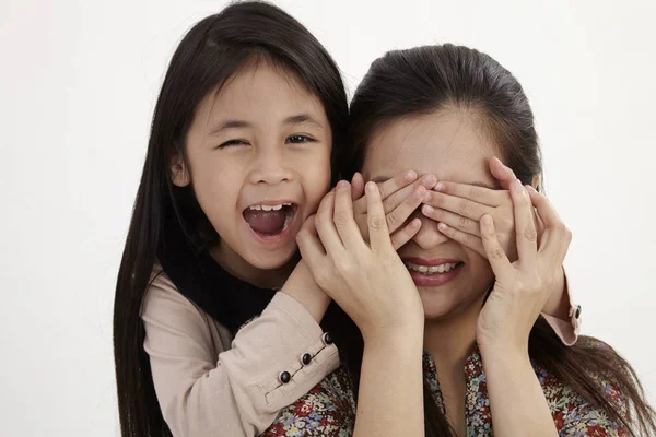 Menina Feliz Cobrir Seus Olhos Mãe Para Divertir — Fotografia de Stock