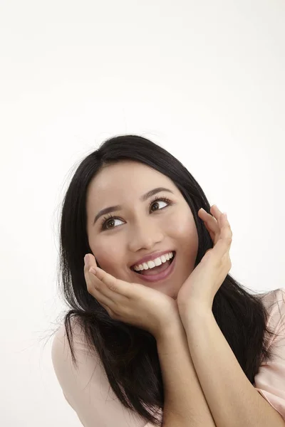 Retrato Una Mujer Sonriente Mirando Hacia Arriba Aislada Blanco — Foto de Stock