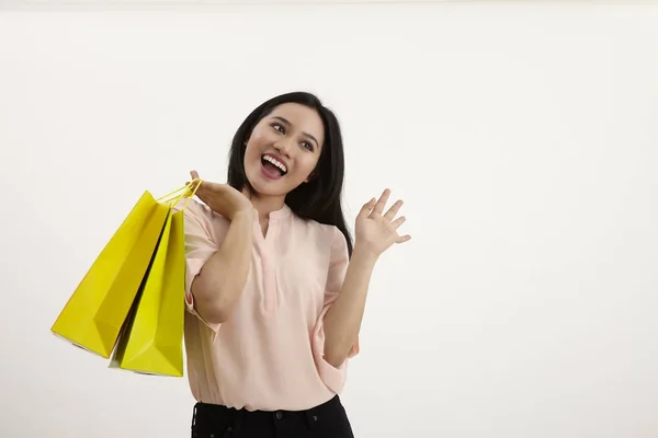 白い背景にショッピングバッグを持つ女性 — ストック写真