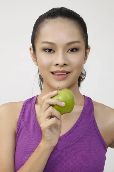 Υγιή Αρκετά Κινέζικο Κορίτσι Ένα Πράσινο Μήλο — Φωτογραφία Αρχείου