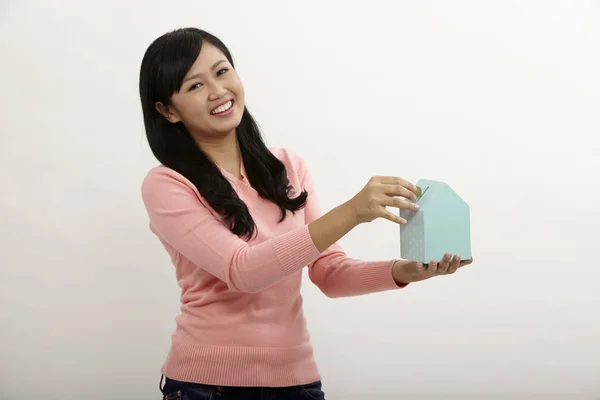 Mujer Sosteniendo Una Caja Moneda Forma Casa Sobre Fondo Blanco — Foto de Stock