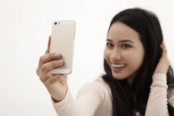 Selfie Mujer Malaya Fondo Blanco —  Fotos de Stock