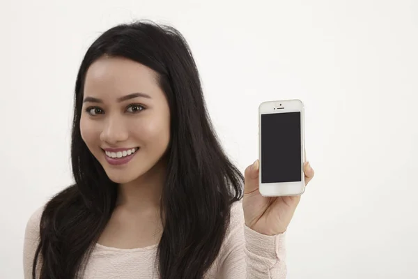 Mujer Malaya Mostrar Una Pantalla Blanco Teléfono Inteligente —  Fotos de Stock