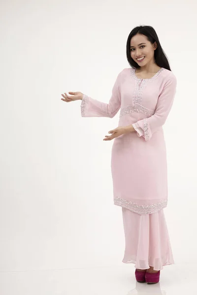 Malaio Mulher Vestindo Rosa Baju Kurung Roupas Tradicionais Posando Estúdio — Fotografia de Stock