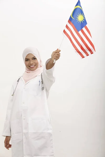 Médico Femenino Malayo Con Bandera Malasia Sobre Fondo Blanco —  Fotos de Stock