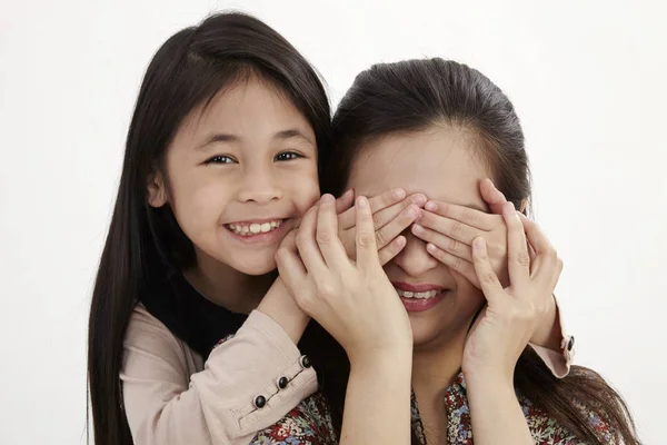 Menina Feliz Cobrir Seus Olhos Mãe Para Divertir — Fotografia de Stock