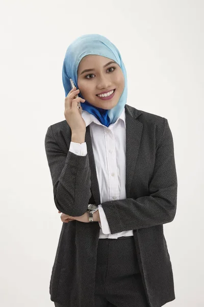 Malaiische Geschäftsfrau Telefoniert Mit Handy — Stockfoto