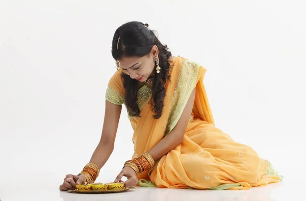 Femme Indienne Dans Des Vêtements Traditionnels Glamour Tenant Lampe Huile — Photo