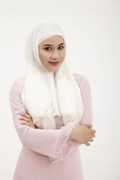 Vertrauensvolle Malaiische Frau Mit Rosa Baju Kurung Schaut Die Kamera — Stockfoto