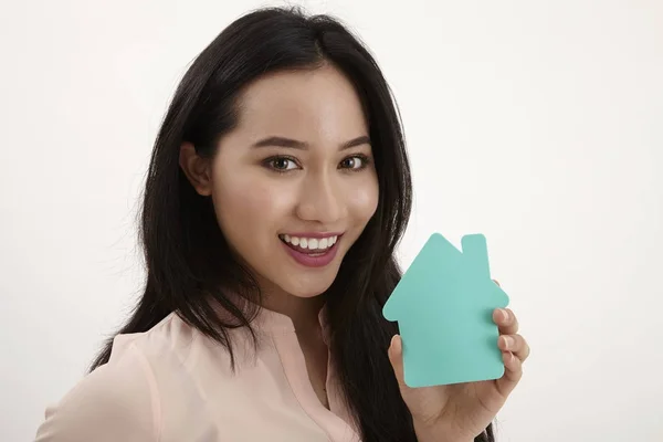 Mulher Malaia Segurando Uma Casa Forma Papelão — Fotografia de Stock