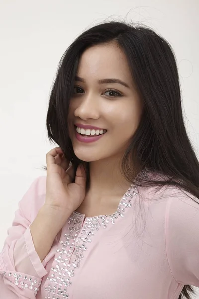 Malajiska Kvinna Bär Rosa Baju Kurung Traditionella Kläder Poserar Studio — Stockfoto