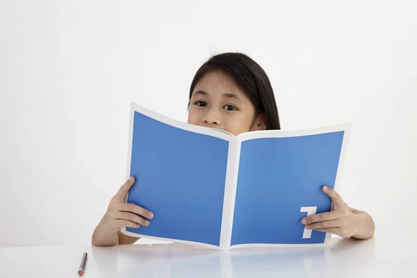 Pequeño Libro Texto Lectura Sobre Fondo Blanco —  Fotos de Stock