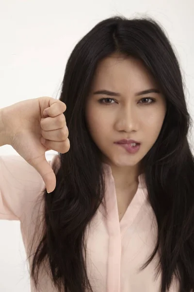 Wütende Malaiische Frau Mit Gesenktem Daumen Auf Weißem Hintergrund — Stockfoto