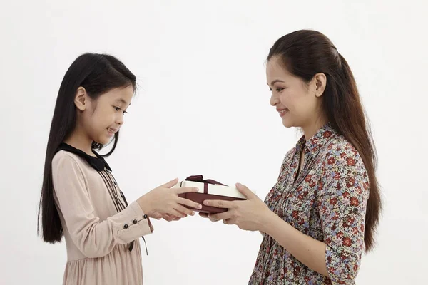 Malay Mãe Filha Com Caixa Presente — Fotografia de Stock