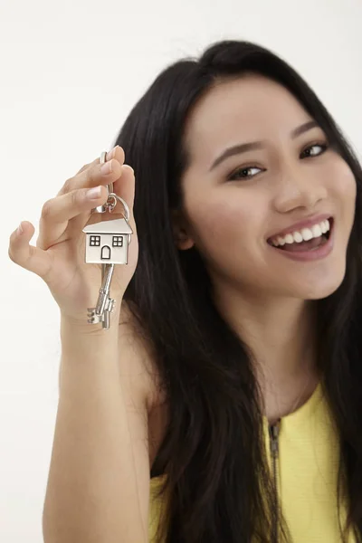 Malayo Joven Mujer Sosteniendo Casa Forma Llavero — Foto de Stock