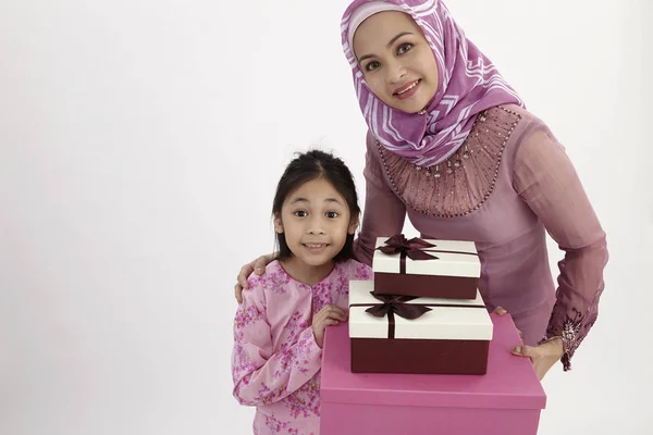 Mãe Filha Segurando Caixas Presente Juntos — Fotografia de Stock