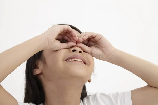 アジアの少女の手によって双眼鏡を作る — ストック写真