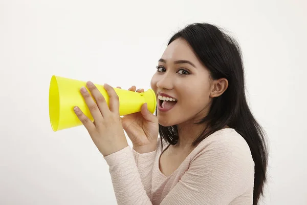 Mujer Malaya Usando Megáfono Amarillo Sobre Fondo Blanco — Foto de Stock