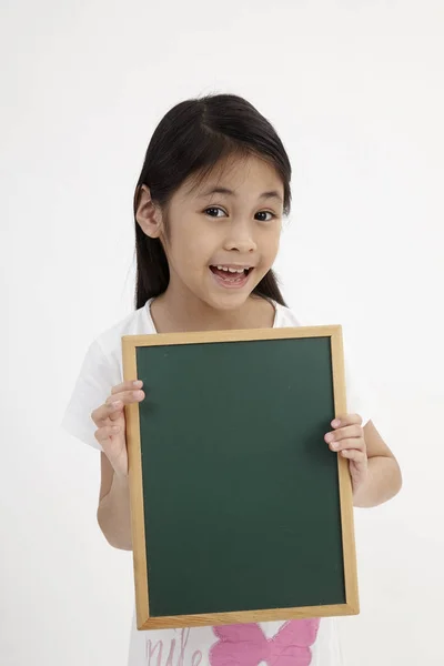 黒板を保持しているかわいい女の子 — ストック写真