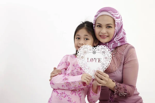 Mujer Malaya Con Con Hija Sosteniendo Una Bandera Forma Corazón — Foto de Stock