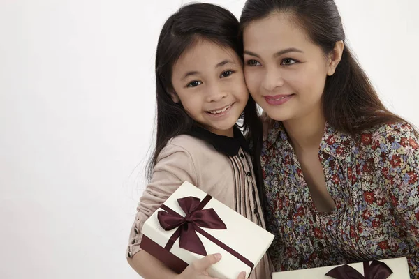 Малайська Мати Дочка Подарунковими Коробками — стокове фото