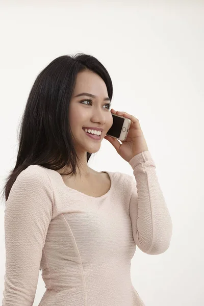 Mujer Malaya Hablando Usando Teléfono Móvil — Foto de Stock