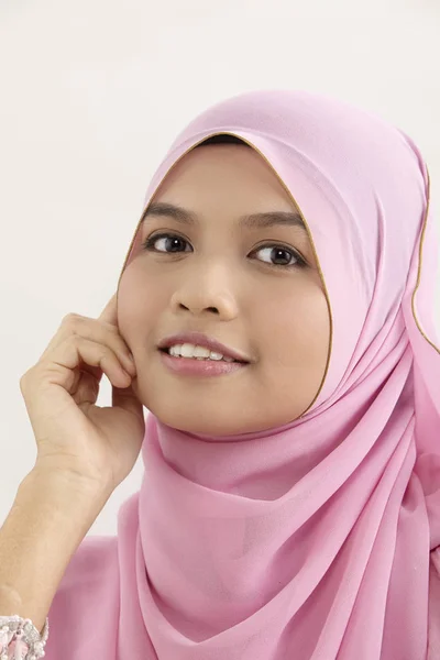 Närbild Malajiska Kvinna Med Tudung Tittar Kameran — Stockfoto