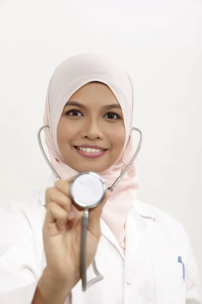 白色背景的马来女医生 — 图库照片