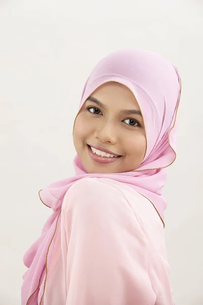 Glückliche Malaiische Frau Mit Tudung Blickt Die Kamera — Stockfoto