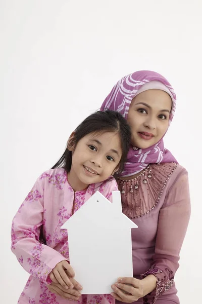 Malay Mãe Filha Segurando Placa Cartão Forma Casa — Fotografia de Stock