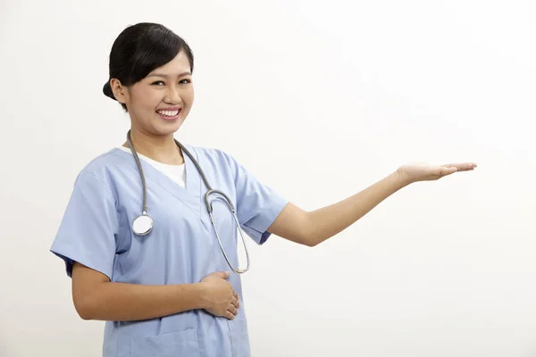ブルーの白の背景で制服女性看護師 — ストック写真