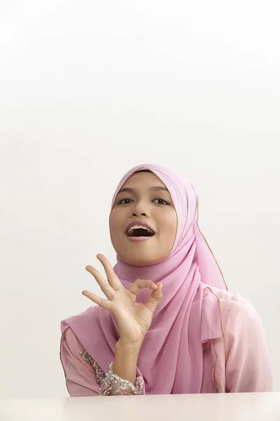 Malajski Kobieta Tudung Ręka Znak — Zdjęcie stockowe