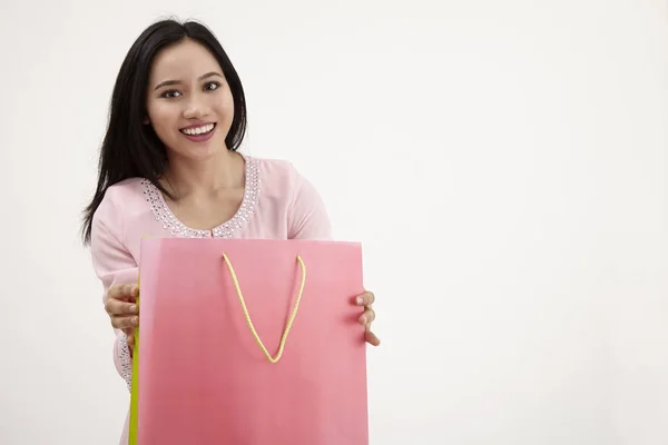 Malaiisch Frau Mit Baju Kurung Shopping Für Raya — Stockfoto