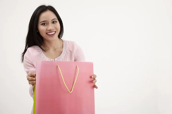 Wanita Malay Dengan Baju Kurung Belanja Untuk Raya — Stok Foto