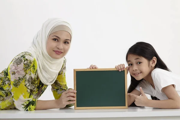 Mothher Daughter Holding Small Blackboard — Stock Photo, Image